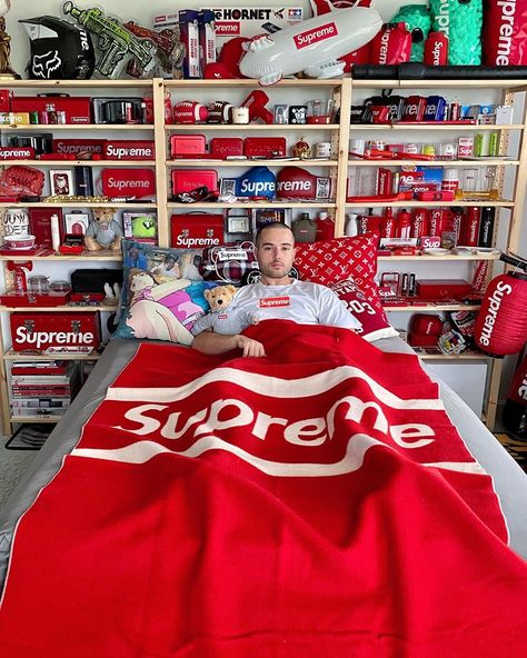 Eric Whiteback on Instagram: “This is how you’re gonna be waking up after signing up for JE United. 😂💸 @joemigraine and I are excited to announce our new discord group.…” Girl Hypebeast, Luxury Ideas, Best Streetwear Brands, Supreme Clothing, Nice Rooms, Hypebeast Room, Hypebeast Fashion, Hype Beast, Supreme Accessories