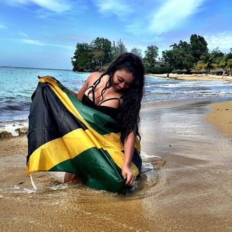 Jamaica 🇯🇲 l. Women with flag Beautiful Caribbean Women, Jamaica Women, Flag Photoshoot, Caribbean Women, Jamaican Quotes, Jamaica Culture, Jamaica Girls, Jamaican People, Grenada Flag