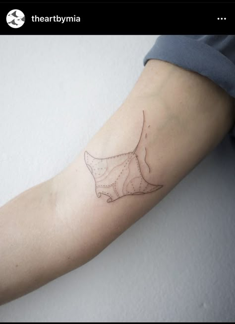 Stingray Tattoo Moana, Stingray Tattoo Outline, Fine Line Sting Ray Tattoo, Stingray Fine Line Tattoo, Mantra Ray Tattoo, Mantaray Tattoo Simple, Stingray Sternum Tattoo, Simple Stingray Tattoo, Piercing Map