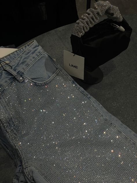 Jeans With Sequins, Bedazzled Jeans Outfits, Sparkly Jeans, Glitter Jeans, Sparkle Jeans, Moodboard Fashion, Sparkle Outfit, Outfits 90s, Luxe Style