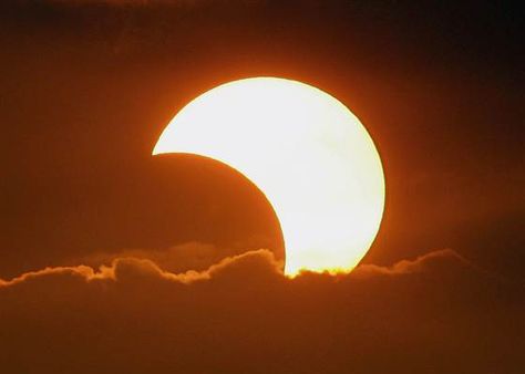 Watch for Sunday's strange solar eclipse on East Coast — and online - NBC News.com Partial Eclipse, Solar Eclipse 2017, Solar Eclipses, Solar Solutions, Moon Eclipse, Solar Installation, Moon Photography, Earth From Space, Science Center