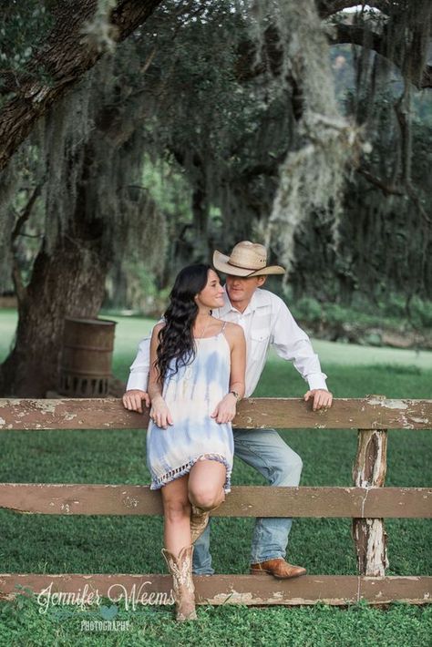 Country Couple Photoshoot, Country Engagement Pictures, Couple Photoshoot Ideas, Country Couple, Country Photography, Country Couples, Engagement Photos Country, Wedding Engagement Pictures, Engagement Pictures Poses