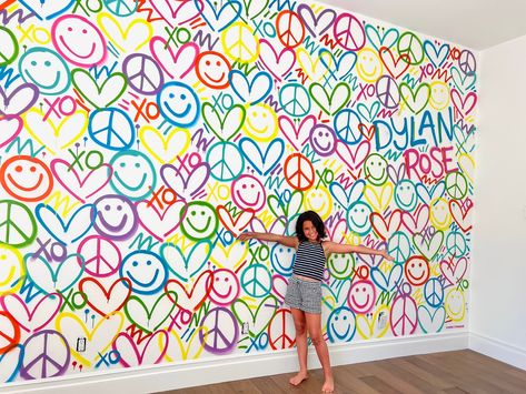 Loving this graffiti icon mural with personalization!! Super cute for any home Girly Graffiti Art, Graffiti Murals Bedroom, Graffiti Bedroom, Graffiti Room, Playroom Mural, Wall Art Girls Bedroom, Girls Bedroom Wallpaper, Doodle Wall, Stencil Graffiti