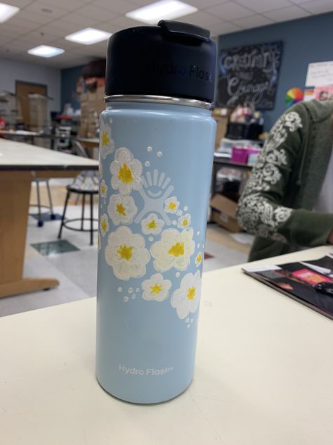 Easy painted hydro flask! #paintedhydroflask Paint On Water Bottle, Painted Hydroflask Ideas Easy, Hydro Flask Painting, Flask Painting, Hydroflask Painting, Painted Hydroflask, Water Bottle Logos, Water Bottle Drawing, Hydro Painting