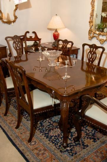 Wooden Dinner Table Design, Classic Dinner Table, Aesthetic Dining Table, Dinner Table Design, Wooden Dinner Table, Dinner Tables Furniture, Traditional Dining Room Furniture, Victorian Architecture Interior, Traditional Dining Table