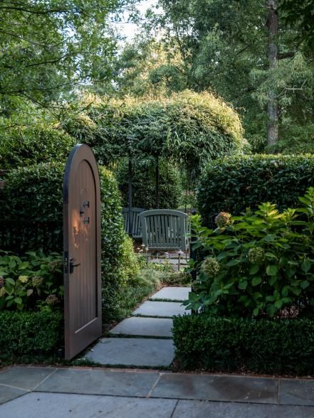 Courtyard With Hedges, Backyard French Garden, Hidden Backyard Spaces, Backyard Hedges Landscaping Ideas, Hedged Garden, Secret Garden Patio, Secret Garden Backyard, Front Courtyard Ideas, Front Yard Courtyard