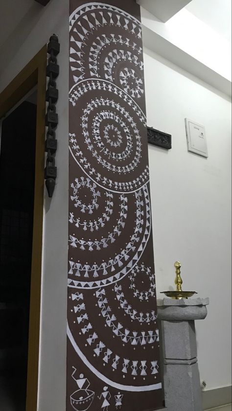 Very simple but yet catching warli painting m Warli Art For Wall Painting, Varali Painting On Wall, Warli Paintings On Wall, Warli Art Frames, Worli Painting On Wall, Varli Painting Art On Wall, Warli Art Paintings On Wall, Warli Painting On Wall, Worli Painting Designs