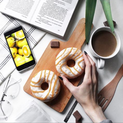 Doughnuts Photography, Donut Photos, Food Photography Dessert, Food Flatlay, Food Photoshoot, Dessert Photography, Krispy Kreme, Mini Donuts, Flat Lay Photography