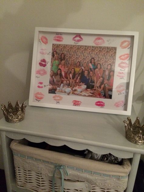 Hen do gift #bride #hen #hendo #bachelorette #kisses #photo #photoframe #giftforhen #present #pinks Hendo Ideas, Hen Ideas, Hen Do Ideas, Hen Party Ideas, Spanish Wedding, Hen Do, Photo Craft, Judge Me, Mug Shots