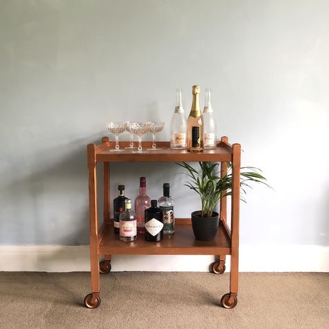 Front Living Room Ideas, Drink Trolley, Wooden Trolley, Hostess Trolley, Wooden Bar Cart, Garden Trolley, Trolley Table, Diy Bar Cart, Bar Trolley