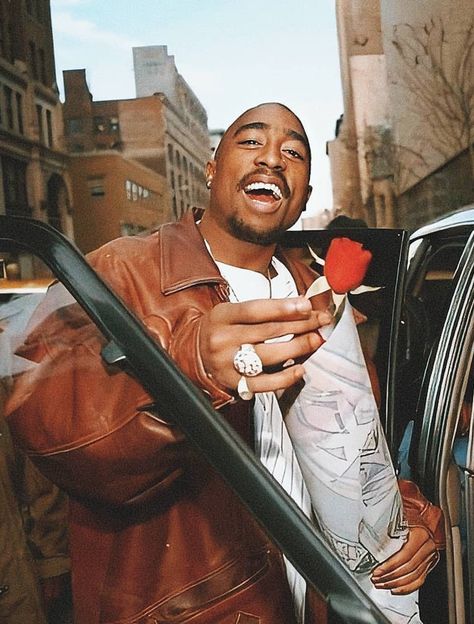 Tupac Photos, 90s Rappers Aesthetic, Cultura Hip Hop, Tupac Art, Tupac Wallpaper, 90s Rappers, Looks Hip Hop, Tupac Pictures, 90s Hiphop