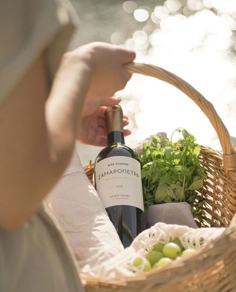 Photography In Nature, Wine Bottle Photography, Cork Box, Vineyard Photography, Wine Picnic, Spring Wine, Wine Photography, Wine Brands, Picnic Time