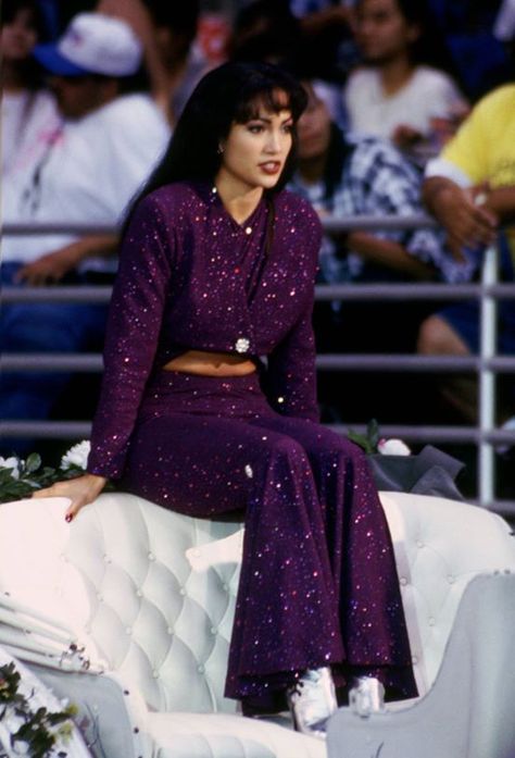 Jlo as selena Selena Quintanilla Purple Outfit, Selena Quintanilla Purple, Jennifer Lopez Selena, Selena Purple Outfit, Selena Costume, Selena Quintanilla Outfits, White Tops Outfit, Selena Quintanilla Fashion, Selena Pictures