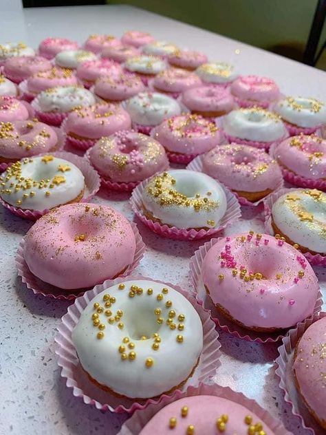 Mini Donuts Pink And White, Princess Donuts Ideas, Pink Dessert Tables, Donut Tray, Easy Baby Shower, Donut Decorating Ideas, Baby Shower Sweets, Donut Decorations, Pull Apart Cupcakes