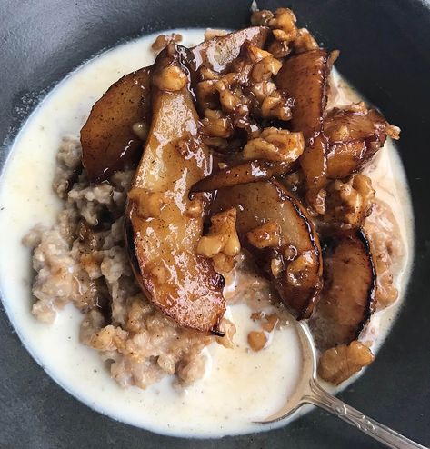 Oatmeal with Brown Butter Glazed Pears and Walnuts - USA Pears Pear Oatmeal Recipes, Pear Recipes Breakfast, Glazed Pears, Walnut Topping, Pear Dessert Recipes, Light Eating, Baked Oatmeal Recipe, Pear Dessert, Eat Fresh