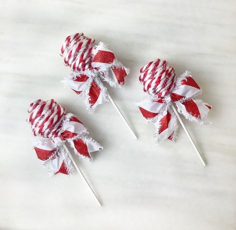 Candy Cane Lollipops, Candy Decorations Diy, Diy Christmas Candy, Lollipop Cake, Candy Cane Crafts, Candy Cane Decorations, Christmas Peppermint, Christmas Lollipops, Decorations For Christmas