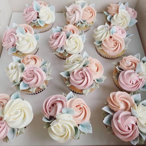 Womens Day Cupcakes, Floral Cupcake Bouquet, Mothers Day Brunch Decorations, Piped Cupcakes, 16 Cupcakes, Birthday Cupcakes For Women, Frosting Decorating, 10 Mayo, Elegant Cupcakes