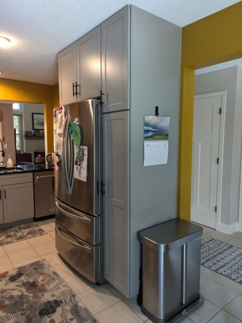 Gray shaker kitchen cabinets with black cabinet hardware and yellow walls Gray Shaker Kitchen Cabinets, Kitchen Grey Cabinets, Light Grey Shaker Kitchen, Peninsula Kitchen Design, Room Ideas Storage, Shaker Kitchen Design, Black Cabinet Hardware, Kitchen Grey, Free Kitchen Design