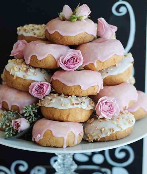 Donut Stack Donut Stack, Idee Babyshower, Shower Desserts, Sweet Table, Wedding Desserts, Wedding Food, High Tea, Dessert Table, Sweet 16