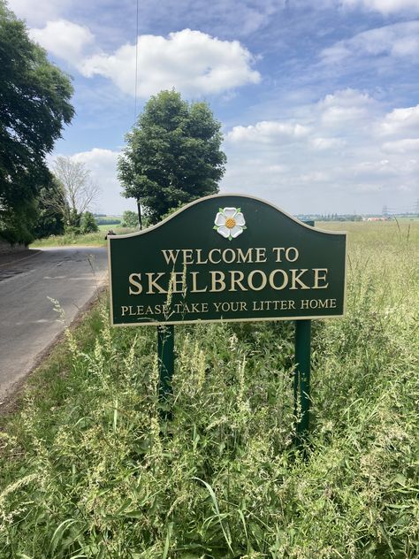 Bloxburg Farm, Subdivision Sign, Neighborhood Signs, Farm Town, Architectural Signage, Growing Pains, Christmas Carnival, Ghost Town, English Cottage