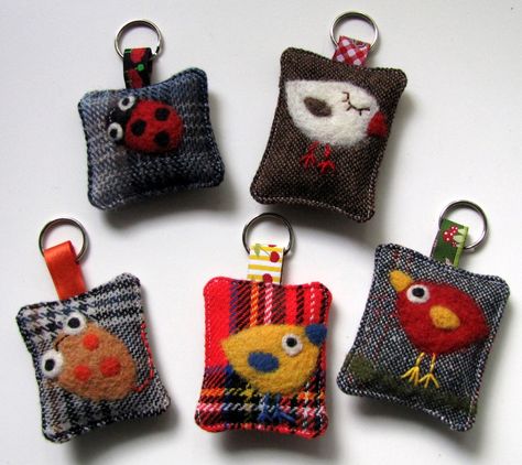 Material Key Rings, Felt Keyrings, Wool Blanket Upcycle, Tartan Crafts, Felt Keyring, Upcycled Gifts, Felt Crafts Patterns, Felt Gifts, Woven Ribbon