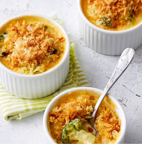 Ramkin Recipes, Broccoli Casseroles, Mini Cocotte Recipe, Casserole Dish Recipes, Ramekin Recipe, Cocotte Recipe, Single Serve Meals, Cheesy Broccoli Casserole, Ramekin Dishes