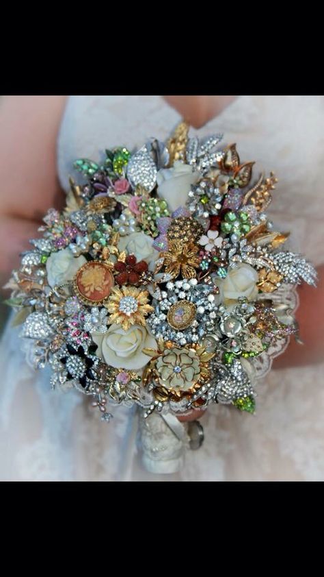 Bridal bouquet Non Flower Bouquets, Brooch Bouquet Diy, Bling Bouquet, Jeweled Bouquet, Bridal Brooch Bouquet, Wedding Brooch Bouquets, Brooch Diy, Diy Wedding Bouquet, Brooch Bouquet