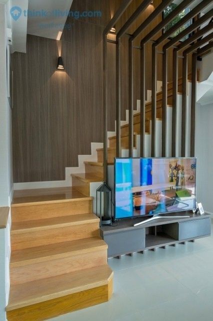 Tv Beside Stairs, Living Room Under Stairs, Staircase In Living Room, Living Room Stairs, Living Room Designs Modern, Ruang Tv, Staircase Design Modern, Staircase Railing Design, Stairs Design Interior