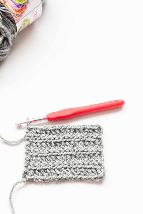 Braided crochet swatch grey color and hook Extended Half Double Crochet, Braided Crochet, Puff Stitch Crochet, Crochet Stitch Tutorial, Ripple Stitch, Knitting Basics, Crochet Cable, Stitch Tutorial, Puff Stitch