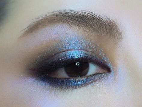 Basic Eye Makeup Looks, Metallic Blue Eyeshadow, Cobalt Blue Eye Makeup, Blue 90s Makeup, Dark Blue Eyeshadow Makeup, Silver Blue Eye Makeup, Dark Blue Glitter Makeup, Starry Makeup Look, Navy Makeup Looks