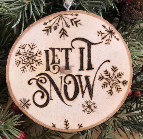 Christmas Ornaments Diy Kids, Beginner Wood Burning, Wood Burning Patterns Stencil, Wood Burning Stencils, Wood Burn Designs, Wooden Christmas Crafts, Wood Slice Art, Woodburning Projects, Holiday Tree Decorations