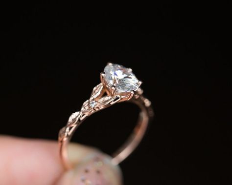 Engagement Diamond Rings, Designs Aesthetic, Cute Promise Rings, Aesthetic Edgy, Nature Engagement Ring, Dream Wedding Ring, Pretty Engagement Rings, Nature Inspired Engagement Ring, Engagement Ring Solitaire