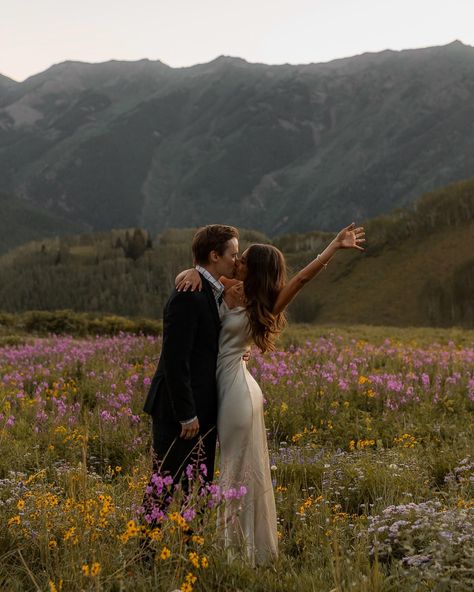 Mountain Style Wedding, Dreamy Mountain Wedding, Elopement Inspo Pictures, Colorado Wedding Pictures, Aspen Engagement Photos, Field Wedding Pictures, Farm Wedding Pictures, Colorado Wedding Photos, Elopement Photography Mountains