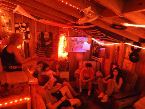 Trippy Shed Ideas, Chill Garage Ideas, Mini Hangout Shed, Cute Shed Hangout Ideas, Shed Lounge Ideas, Sesh Shed Ideas Interior, Doobie Den Ideas, Cool Hangout Spots, Chill Hangout Room