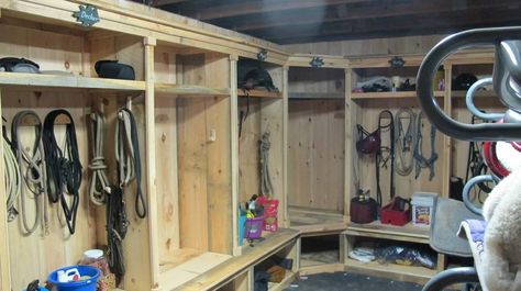 Lovely hand-made tack room wall units- perfect for boarders. I'd add doors on the lower sections + matching bins and totes to complete the look. - Also love that there appears to be a rail to sit and take on or off your boots! Tack Room Lockers, Stable Ideas Tack Room, Barn Storage Ideas, Horse Organization, Equine Stables, Tack Room Organization, Equine Barns, Horses Beautiful, Tack Rooms