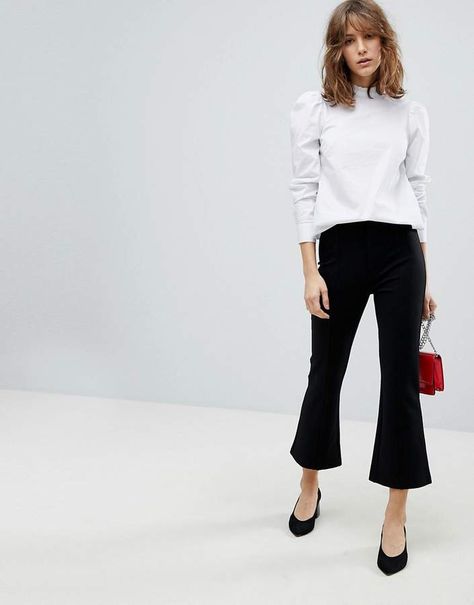 Kick Crop Pants Outfit, Cropped Kick Flare Pants Outfit, Crop Pants With Ankle Boots, Black Flare Pants Outfit Work, Kick Flare Pants Outfit, Flare Black Pants Outfit, Flare Pants Outfit Winter, Black Flare Pants Outfit, Flare Pants Outfit