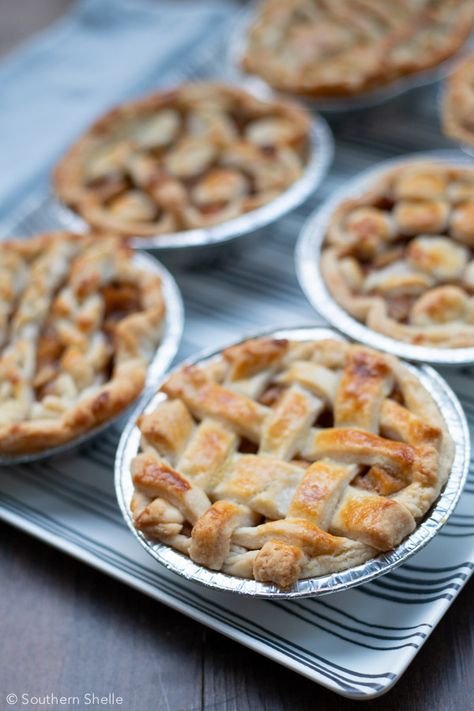 5 Inch Pie Recipes, 6 Inch Pies, 5 Inch Pies, Pies Thanksgiving, Petite Desserts, Small Pies, Mini Apple Pie Recipe, Aluminum Pie Pans, Mini Pie Pans