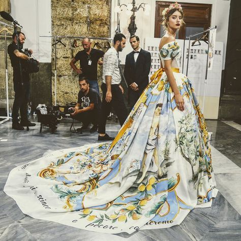 Sicilians Do It Better: Dolce & Gabbana Present Their Alta Moda in Palermo Mode Editorials, Dolce E Gabbana, Gorgeous Gowns, Mode Inspiration, Beautiful Gowns, Fancy Dresses, Fashion Street, Palermo, Dream Dress