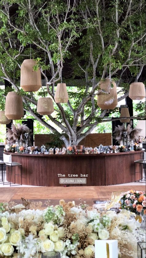 Outdoor Bar Around Tree, Outdoor Entertaining Area Australian, Cabin Outdoor Kitchen, Wood Restaurant Design, Outdoor Restaurant Patio, Tree Bar, Tree Restaurant, Outdoor Restaurant Design, Restaurant Patio