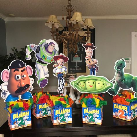 Toy Story Table Centerpieces Diy, Toy Story Birthday Table Centerpieces, Toy Story Centerpieces Ideas Table Decorations, Toy Story Birthday Party Centerpieces, Centros De Mesa Toy Story Ideas, Toy Story Birthday Centerpieces, Toy Story Centerpieces Diy, Toy Story Table Centerpieces, Toy Story Centerpieces Ideas