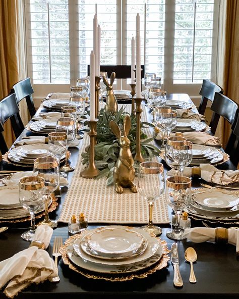 Easter Sunday Table Setting, Easter Tables, Gold Easter Decor, Easter Dinning Room Table, Easter Table Settings Elegant, Easter Table Setting, Easter Table Decor, Minimal Easter Tablescapes, Gold And White Holiday Table