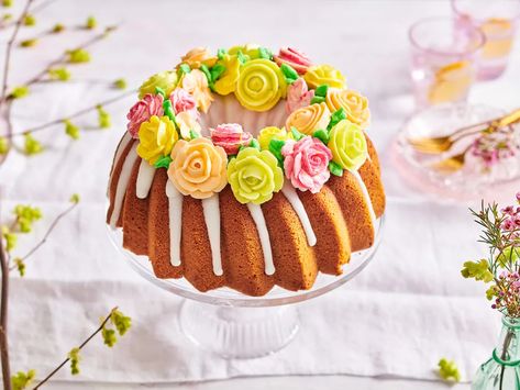 Easter Bundt Cake, Sunflower Birthday Parties, Bloom Flowers, Easter Eggs Chocolate, The Dip, Buttercream Flowers, Pound Cake Recipes, Birthday Treats, Gorgeous Cakes