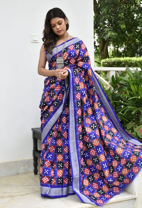 Gorgeous and captivating Blue with maroon black natural dyed Sambalpuri silk saree. Its mesmerising geometric pattern that spreads all over is giving it a perfect trance feel. Beautiful & striking blurry patterns, which are the identifying characteristic of this craft makes it perfect for a contemporary look. Sambalpuri Lehenga Design, Odisha Sambalpuri Saree, Sambalpuri Silk Saree, Pata Saree, Phulkari Saree, Baluchari Saree, Cloth Designs, Elegant Sarees, Kasavu Saree