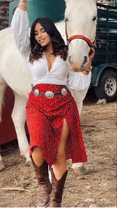 Mexican Boots Outfits Women, Black And White Boho Outfits, Plus Cowgirl Outfits Plus Size, Rodeo Plus Size Outfit, Rodeo Plus Size Outfit Western Wear, T Shirt Western Outfit, Cowgirl Boots Outfit Curvy, Country Western Outfits Curvy, Red Rodeo Outfit