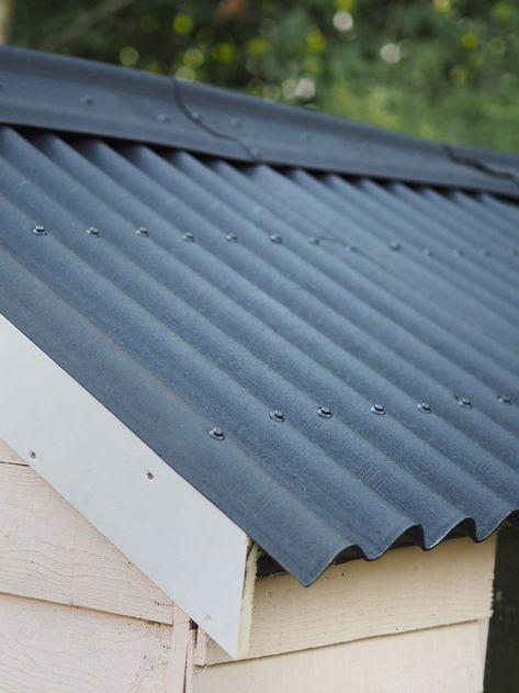 Looking to replace your shed roof with bitumen roofing sheets? In our blog we compare which roofing sheets are best! Find out the best solution for your DIY project. Corrugated Roof, Bitumen Roof, Diy Roofing, Sheet Metal Roofing, Zinc Roof, Roof Ideas, Modern Roofing, Fiber Cement Siding, Cement Siding