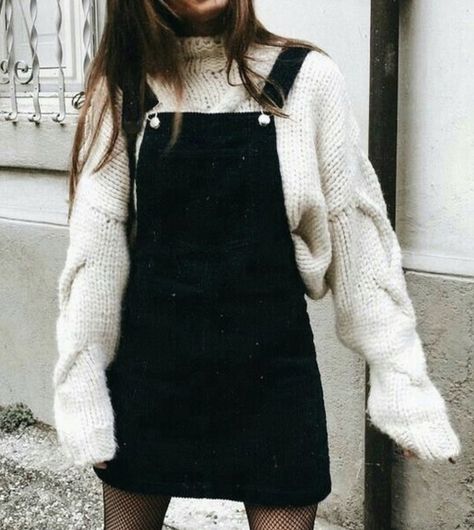 Style Salopette, Overalls Plus Size, Look Grunge, Womens Denim Skirts, Corduroy Overall Dress, Overall Skirt, Jumper Outfit, Black Overalls, Outfit Trends