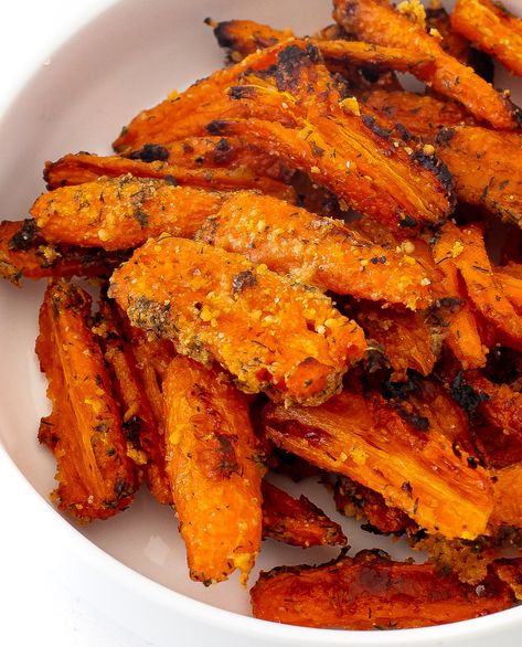 Crispy Ranch Smashed Carrots - Chef Savvy Smashed Carrots, Carrot Recipes Side Dishes, Ranch Seasoning Recipes, Carrots Side Dish, Easy Healthy Snack, Chef Savvy, Dishes Recipe, Homemade Ranch Seasoning, Honey Roasted Carrots