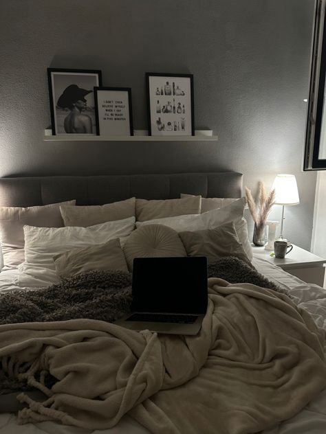 Grey Room Aesthetic, Grey Bedroom Aesthetic, Grey Room Ideas Bedroom, Light Grey Bedroom, Rum Inspiration, Grey Bedroom Ideas, Classy Bedroom, Grey Room, Redecorate Bedroom