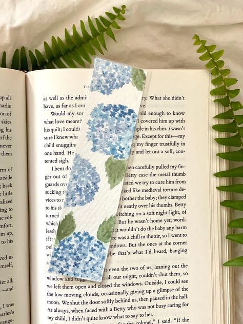 Painted Hydrangea, Reads Aesthetic, Bookmark Crochet, Beach Reads, Handmade Bookmarks Diy, Aesthetic Coastal, Bookmarks For Books, Creative Bookmarks, Reading Aesthetic