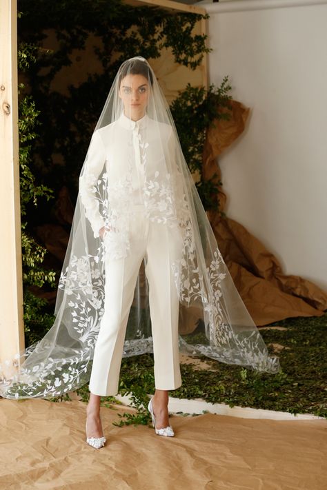 White cropped pants and top by Carolina Herrera, a non-traditional wedding dress idea Carolina Herrera Bridal, Boho Wedding Veil, Boho Veils, White Wedding Gown, Baju Kahwin, Wedding Pantsuit, Drop Veil, Cathedral Wedding Veils, Flower Veil